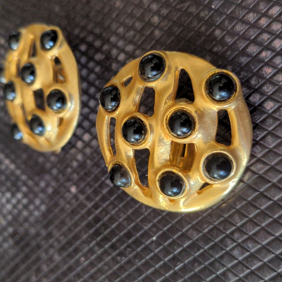 🌞🌞VINTAGE CLIP ON EARRINGS  gold tone and black - Picture 5 of 5